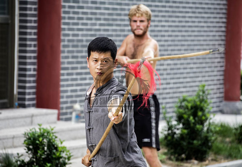 Master Wei Teaching Foreigner Students