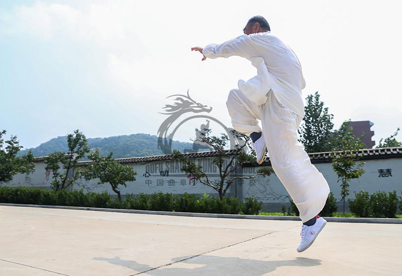 XingYi old kung Fu master jump